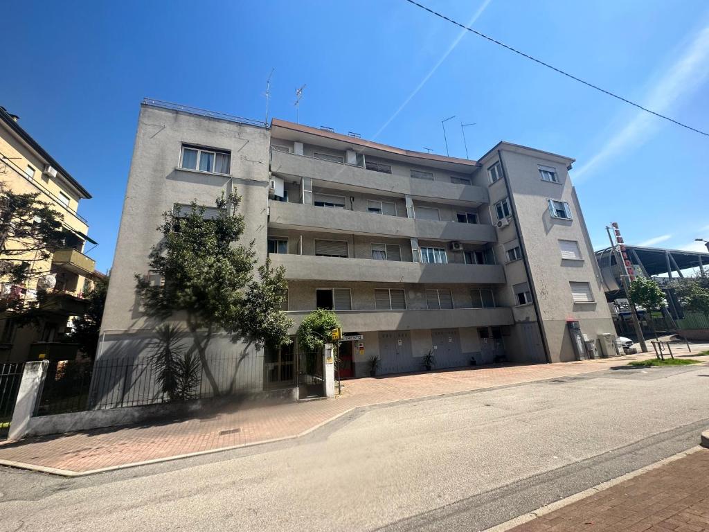 een appartementencomplex aan de straatkant bij Pensione Trento in Mestre