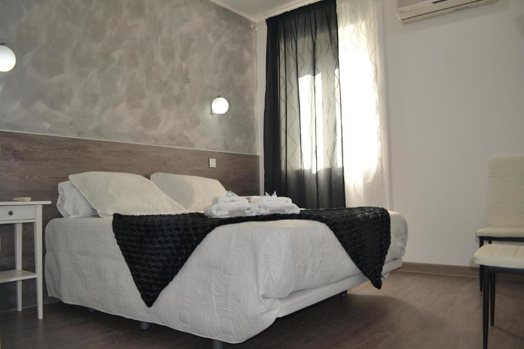 A bed or beds in a room at Hostal Meyra