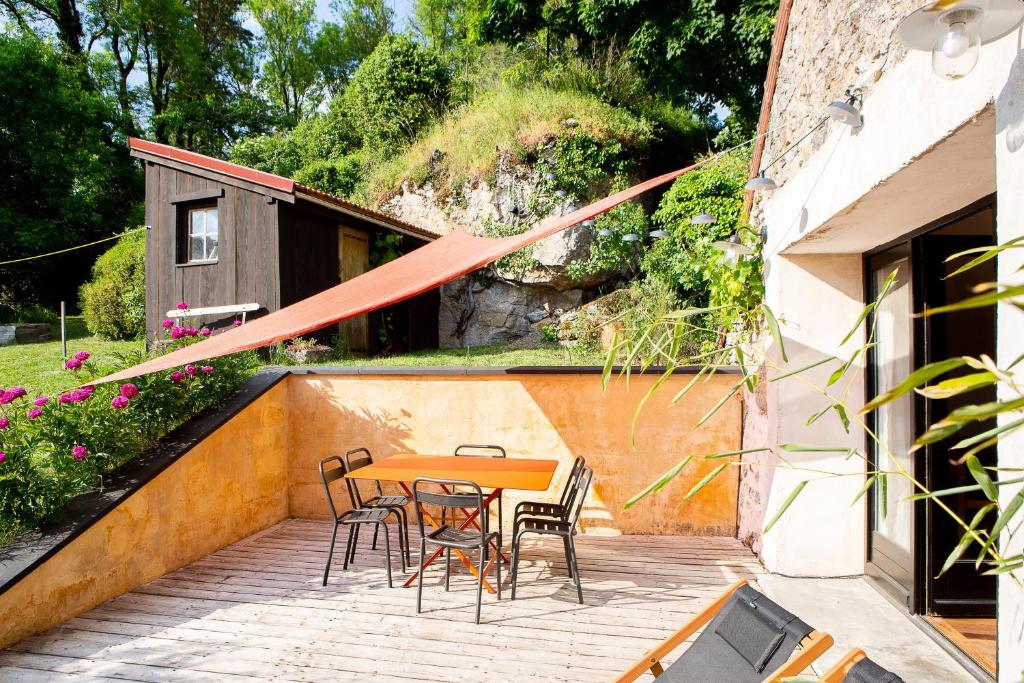 eine Terrasse mit einem orangenen Tisch und Stühlen darauf in der Unterkunft Gîte Belle Vue in Alise-Sainte-Reine