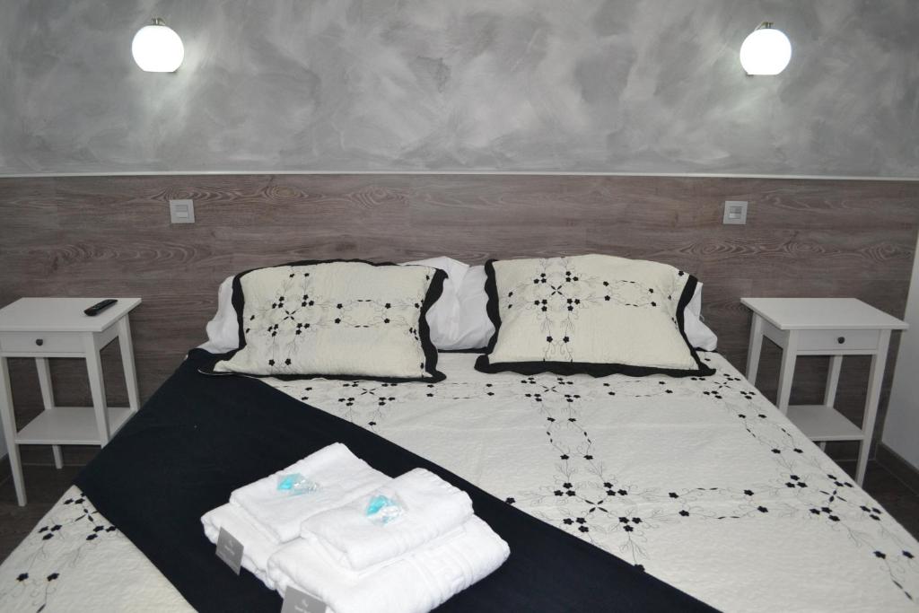 A bed or beds in a room at Hostal Meyra