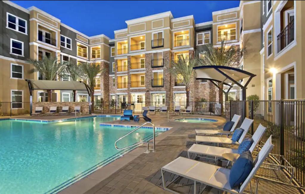 uma piscina num complexo de apartamentos com um hotel em 3BDR and 2 BTH apt in SM, 5 min to beach with Pool, Gym and Free parking em Los Angeles