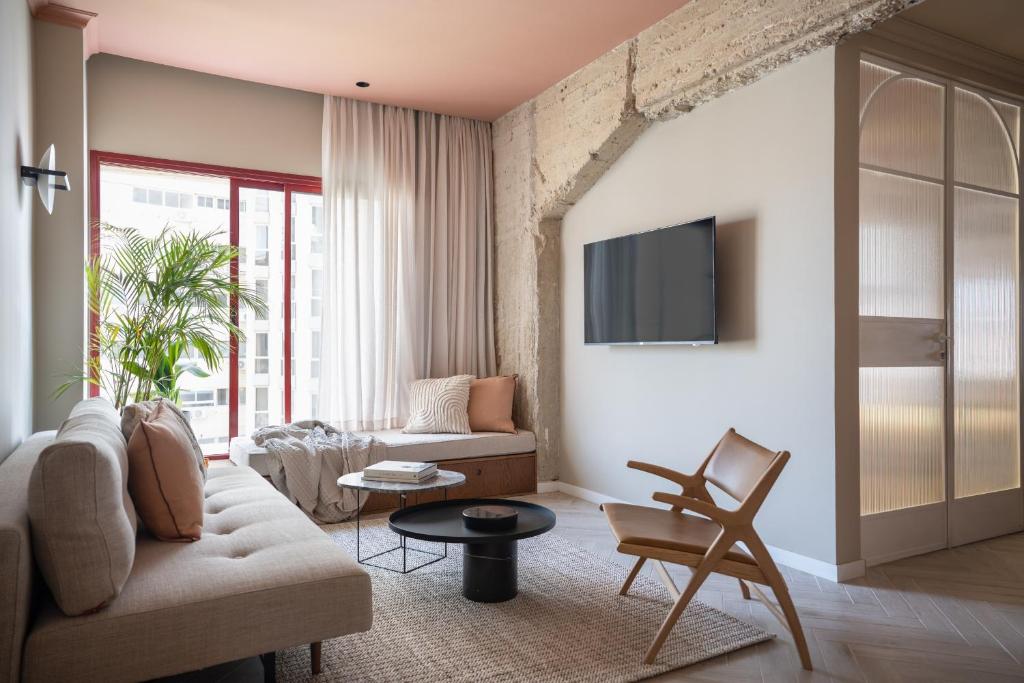 ein Wohnzimmer mit einem Sofa und einem TV in der Unterkunft GoodHouse 402 - 4 Bdr beautiful apartment in Jerusalem in Jerusalem