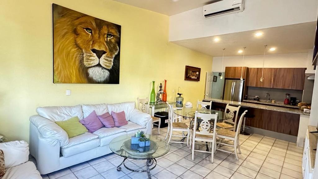 una sala de estar con una pintura de león en la pared en Marina fiesta, en Nuevo Vallarta 