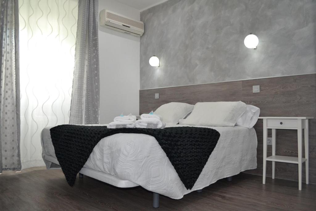 A bed or beds in a room at Hostal Meyra