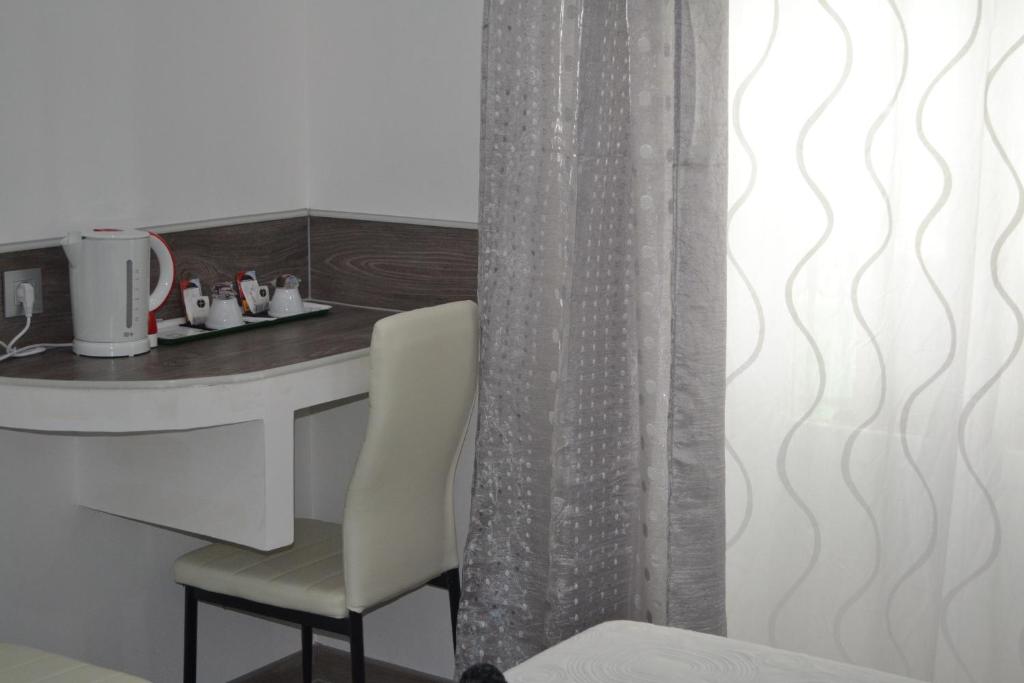 A bed or beds in a room at Hostal Meyra