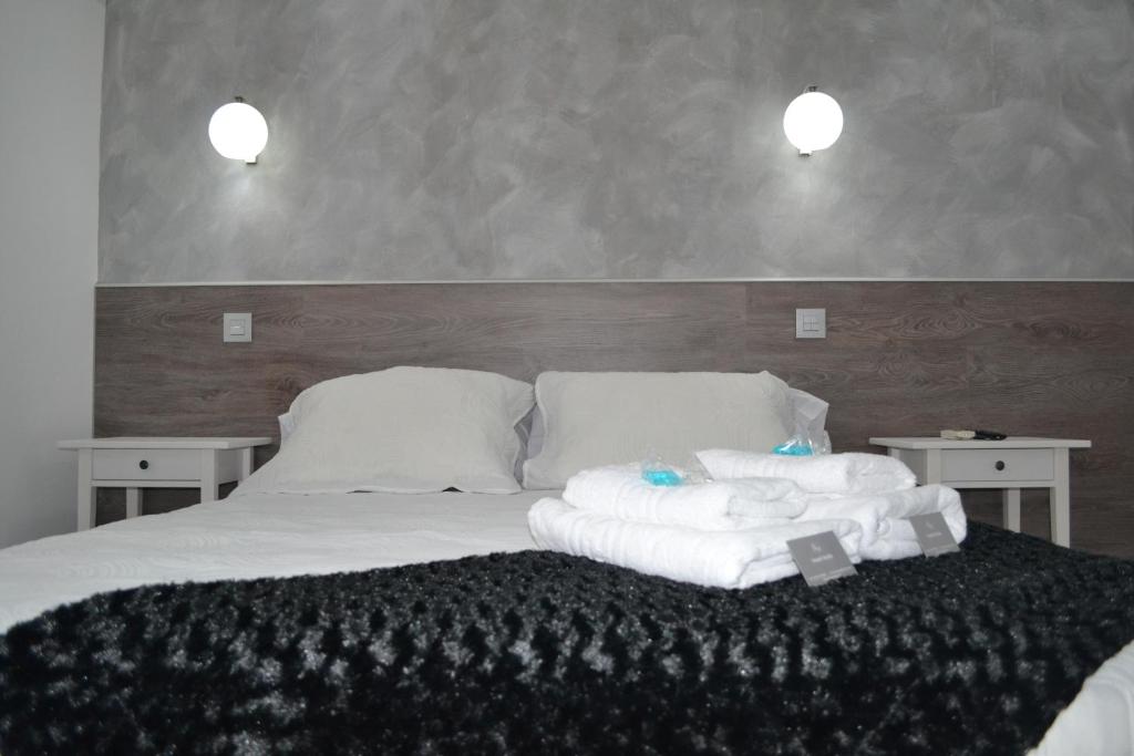 A bed or beds in a room at Hostal Meyra