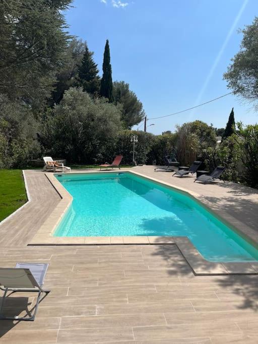 une piscine avec de l'eau bleue dans une cour dans l'établissement Le gîte de Fontsainte, à La Ciotat