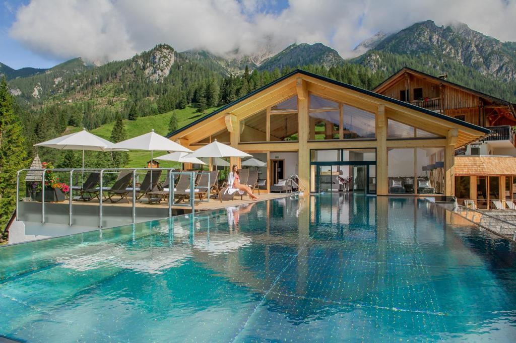 Üldine mäevaade või majutusasutusest Almwellness-Resort Tuffbad pildistatud vaade