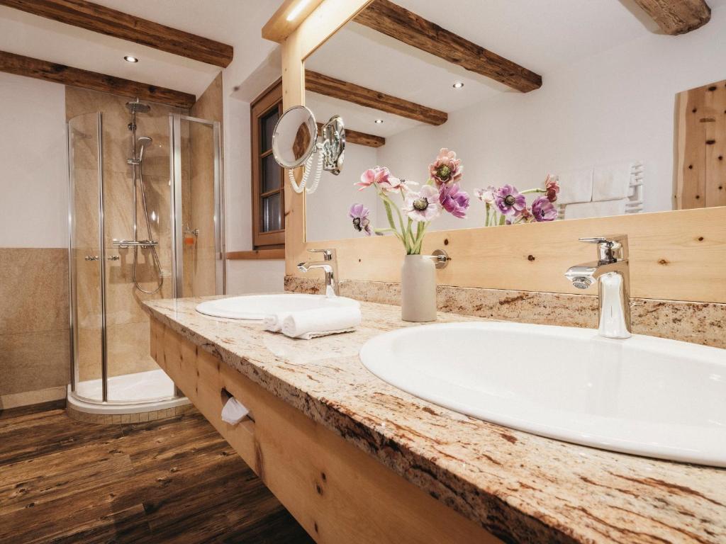 Vannituba majutusasutuses Almwellness-Resort Tuffbad