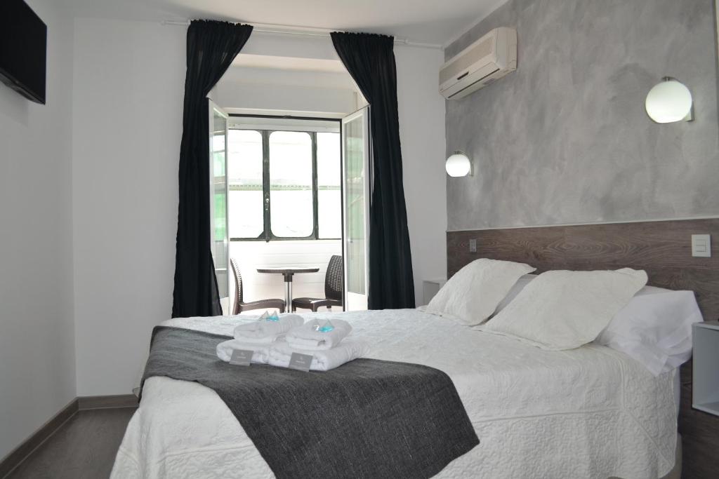 1 dormitorio con 1 cama con 2 toallas en Hostal Meyra, en Madrid