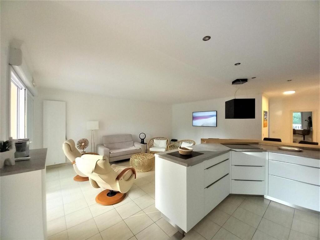 TV a/nebo společenská místnost v ubytování T3 spacieux dans une résidence de standing