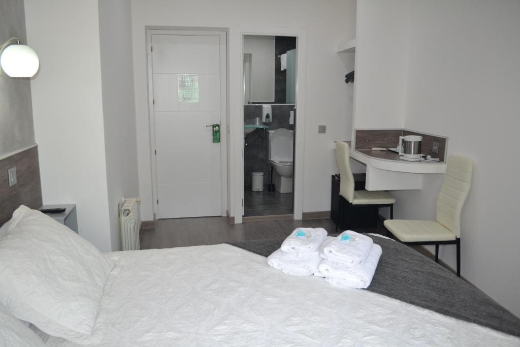 A bed or beds in a room at Hostal Meyra