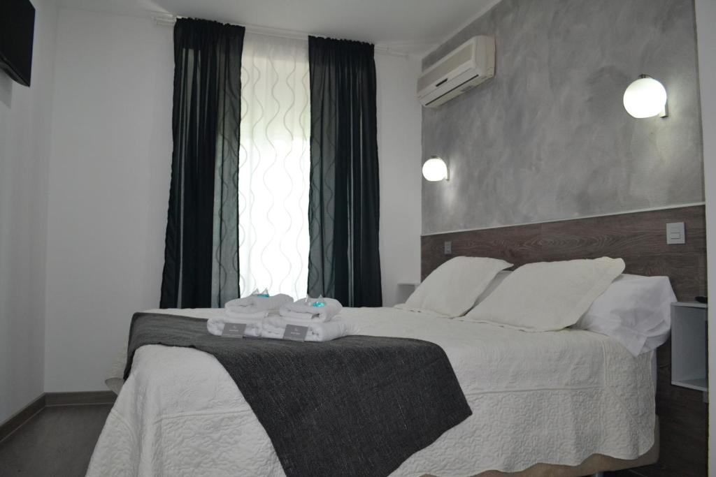 A bed or beds in a room at Hostal Meyra