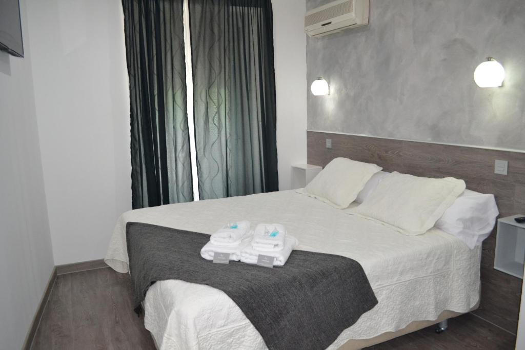 A bed or beds in a room at Hostal Meyra