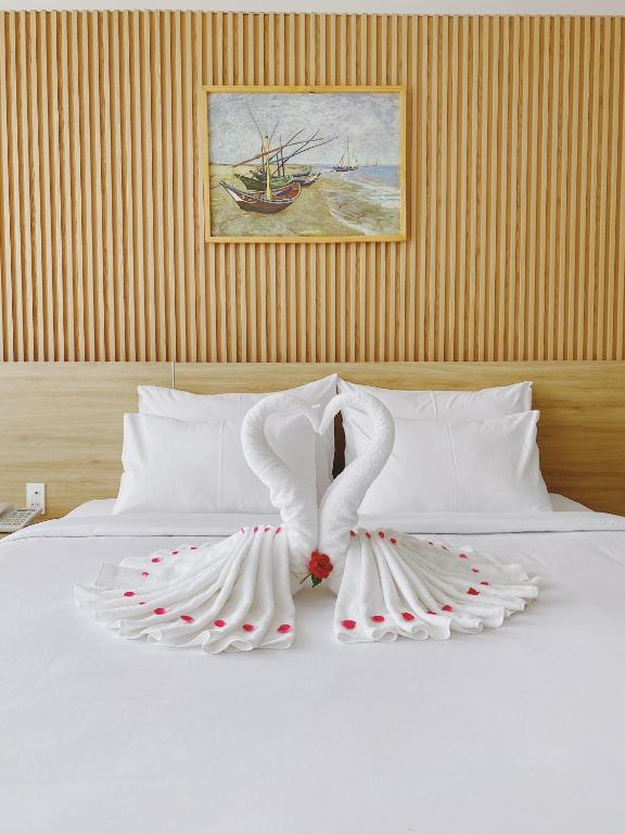 Giường trong phòng chung tại Rosetta Hotel Phu Quoc