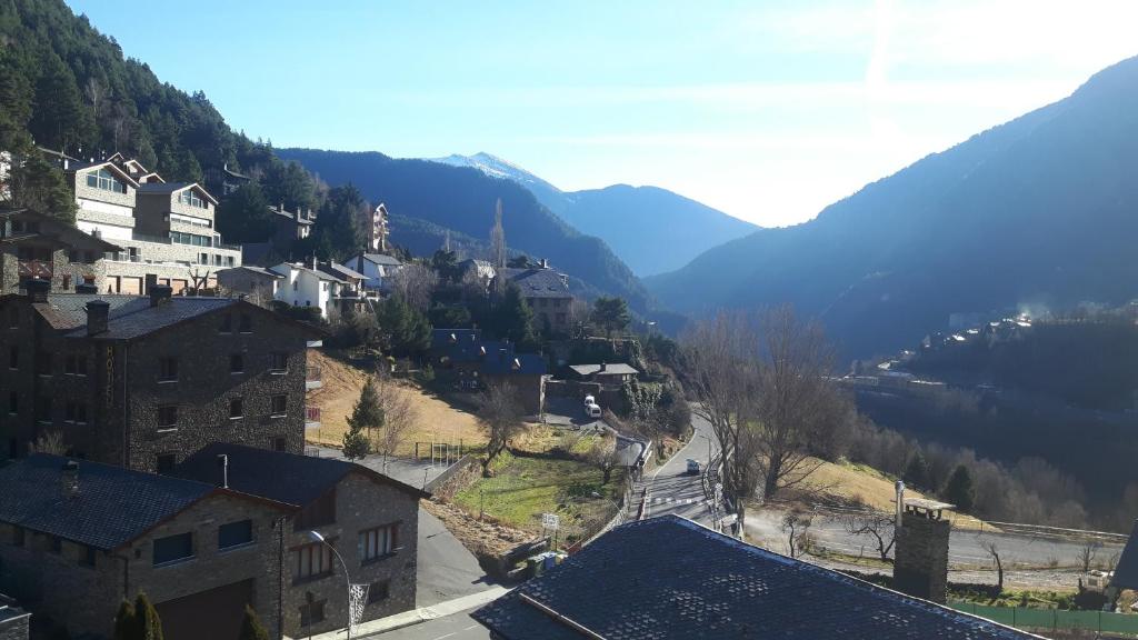 un pueblo en una colina con montañas en el fondo en Residencia Aldosa, en LʼAldosa