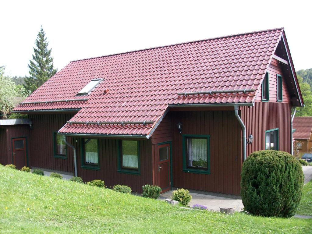 una casa roja con techo rojo en Haus Walpurga, en Schierke