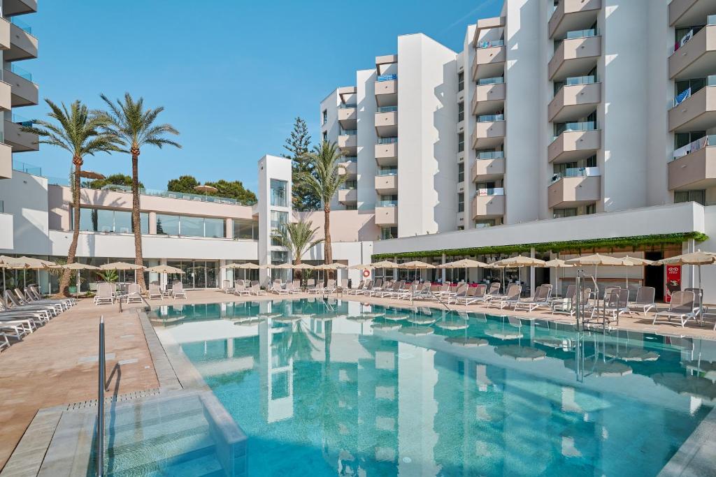 a swimming pool in front of a hotel at Hipotels Bahía Grande Aparthotel in Cala Millor