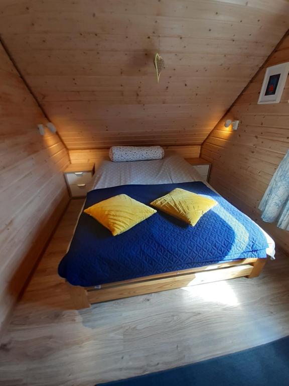 a bed in a small room in a cabin at Qubalonka Saunarium bis Bory Tucholskie in Karsin