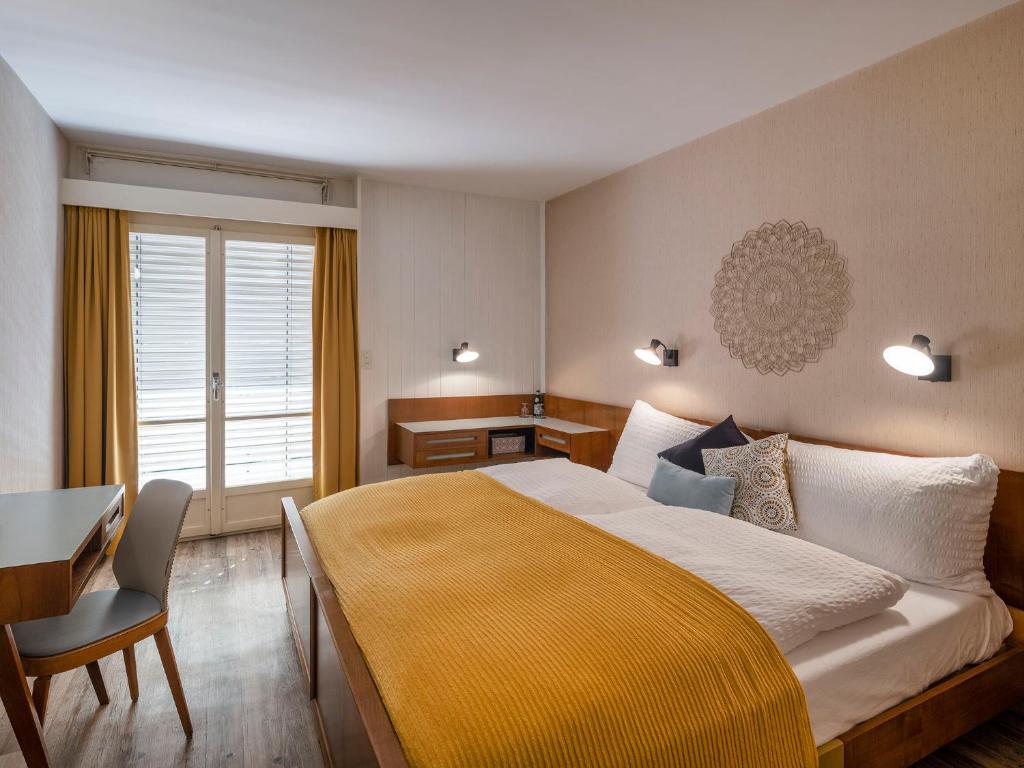 Postel nebo postele na pokoji v ubytování Hôtel historique Chez Elsy - Crans-Sapins