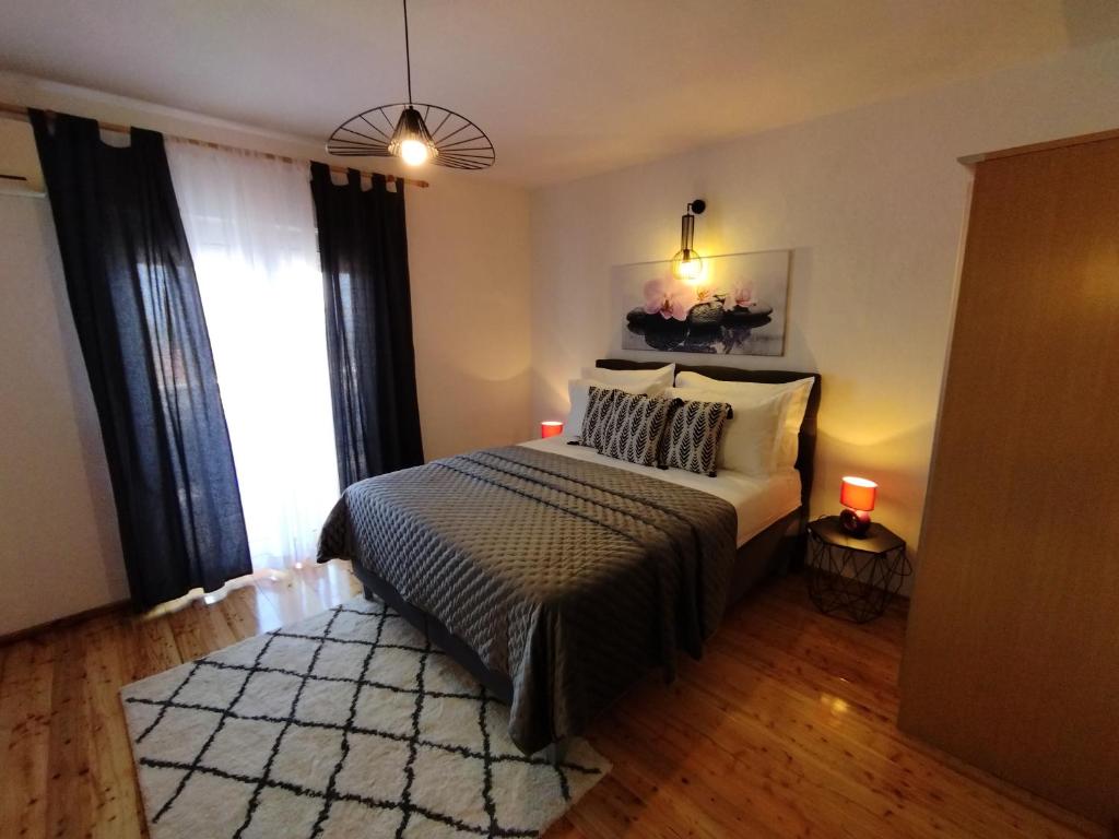 1 dormitorio con cama y ventana grande en Apartments Marina, en Hvar