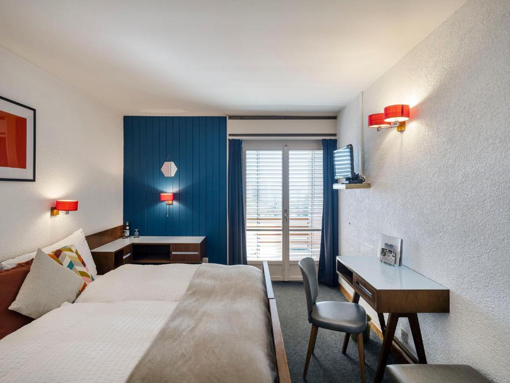 Postel nebo postele na pokoji v ubytování Hôtel historique Chez Elsy - Crans-Sapins