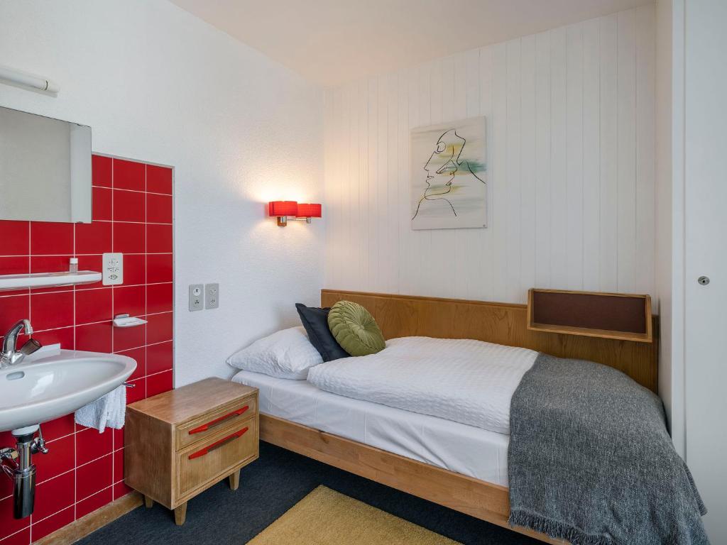 Postel nebo postele na pokoji v ubytování Hôtel historique Chez Elsy - Crans-Sapins
