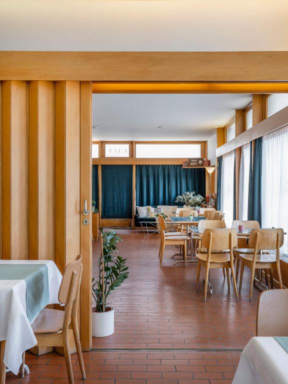 Posezení v ubytování Hôtel historique Chez Elsy - Crans-Sapins