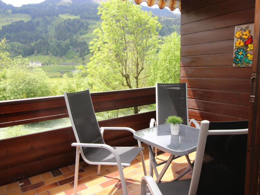 einen Tisch und Stühle auf einer Veranda mit Aussicht in der Unterkunft Apartment Walter by Interhome in Bad Hofgastein