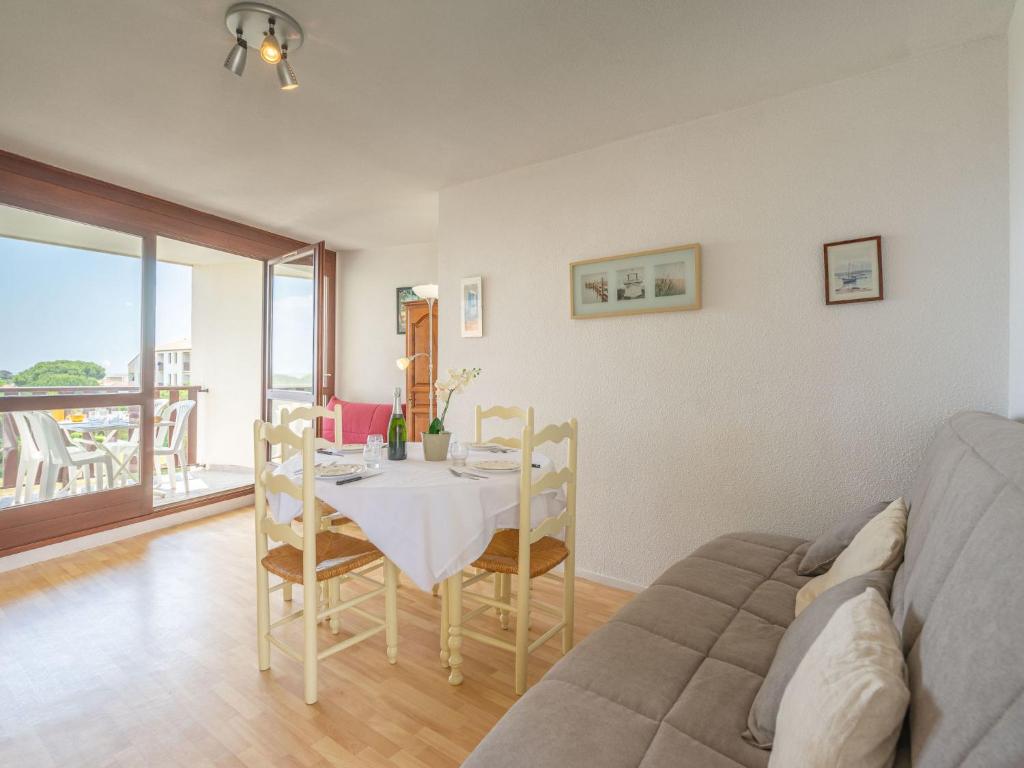 - un salon avec une table et un canapé dans l&#39;établissement Apartment Les Balcons de l&#39;Atlantique-10 by Interhome, à Pontaillac