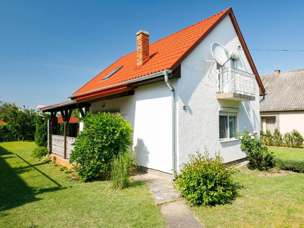 バラトンマーリアフュルドゥーにあるHoliday Home Pergola by Interhomeのオレンジ色の屋根の白い家