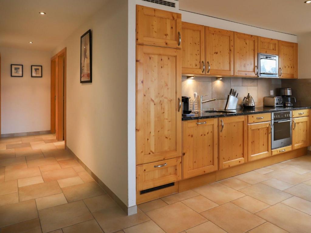 Kuchyň nebo kuchyňský kout v ubytování Apartment Cor des Alpes 16 by Interhome