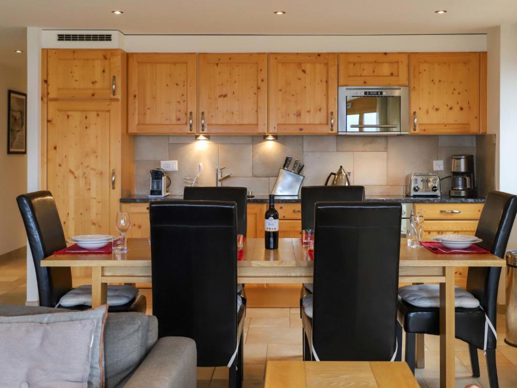 Kuchyň nebo kuchyňský kout v ubytování Apartment Cor des Alpes 16 by Interhome
