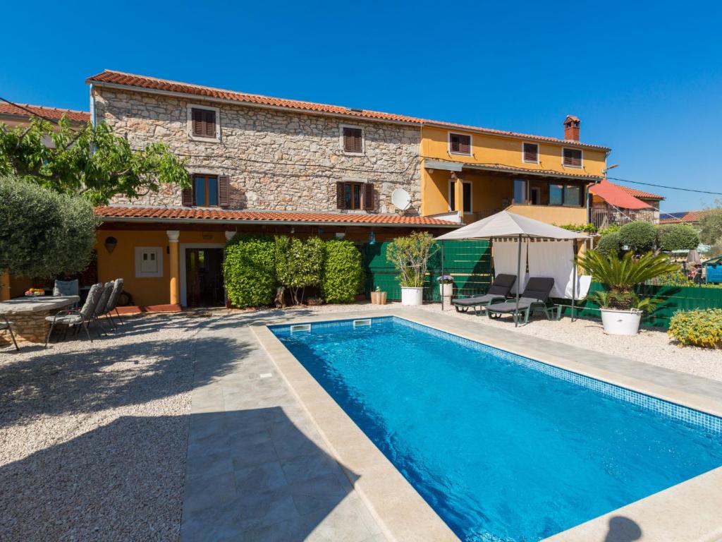 een villa met een zwembad voor een huis bij Holiday Home Villa Lucky by Interhome in Brtonigla