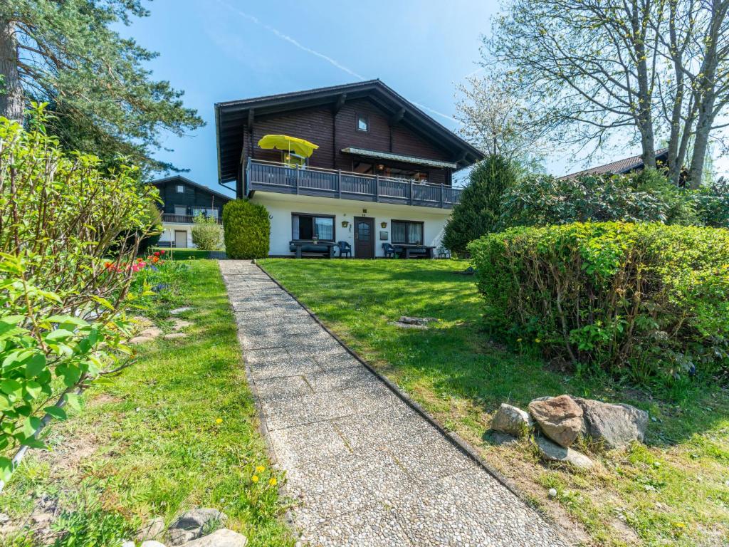 una casa con una pasarela delante de ella en Apartment Am Hohen Bogen-45 by Interhome, en Arrach