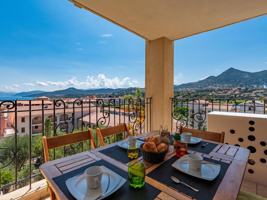 een eettafel met uitzicht op de bergen bij Apartment Clos des Oliviers by Interhome in LʼÎle-Rousse