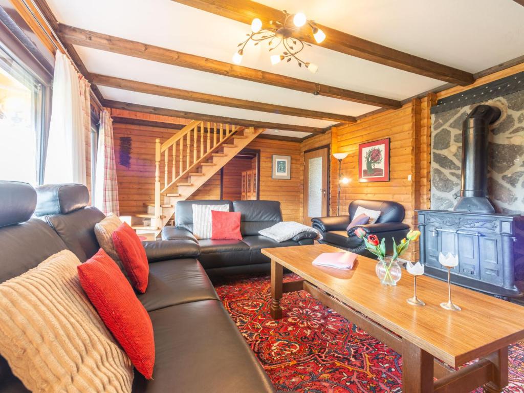 een woonkamer met een bank en een tafel bij Apartment Am Hohen Bogen-27 by Interhome in Arrach