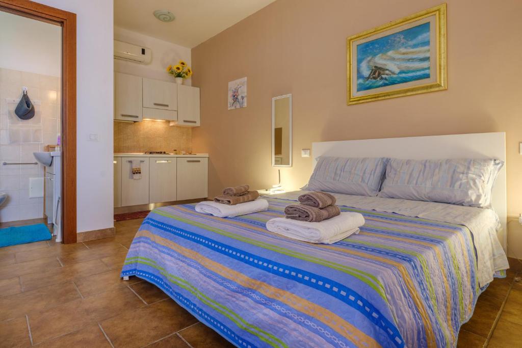 1 dormitorio con 1 cama con toallas en Mamba House 3, en Melendugno