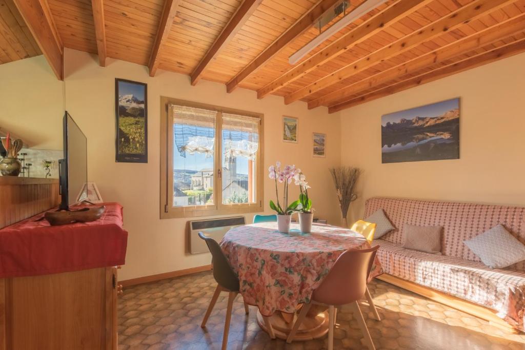 een woonkamer met een tafel en een bank bij Vacances à La Montagne in Saint-Julien-en-Champsaur