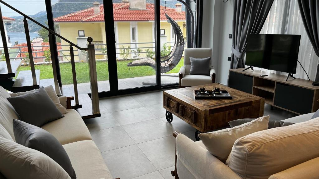 TV a/nebo společenská místnost v ubytování Black Pearl Private Detached Villa with pool & Seaview