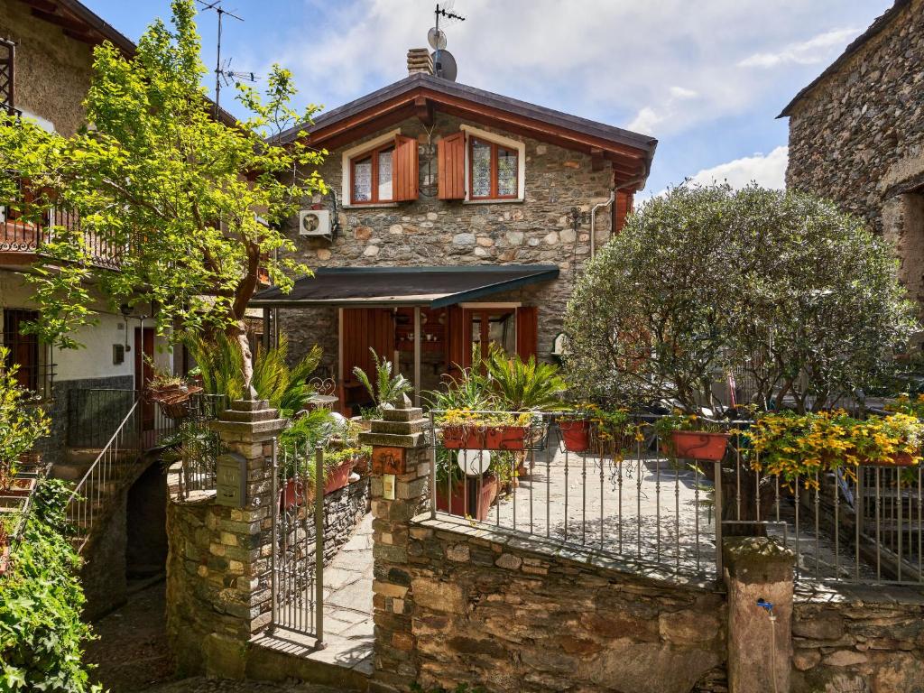un antico edificio in pietra con una recinzione in ferro battuto di Holiday Home Lady by Interhome a Vercana