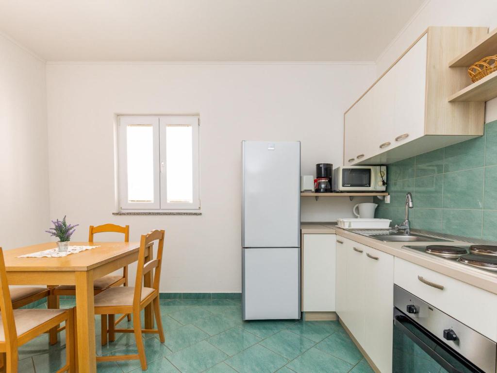 Kuchnia lub aneks kuchenny w obiekcie Apartment Maja-3 by Interhome