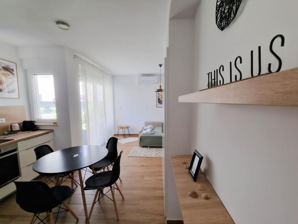 Kuchnia lub aneks kuchenny w obiekcie Villa Miss Sunshine with private jacuzzi