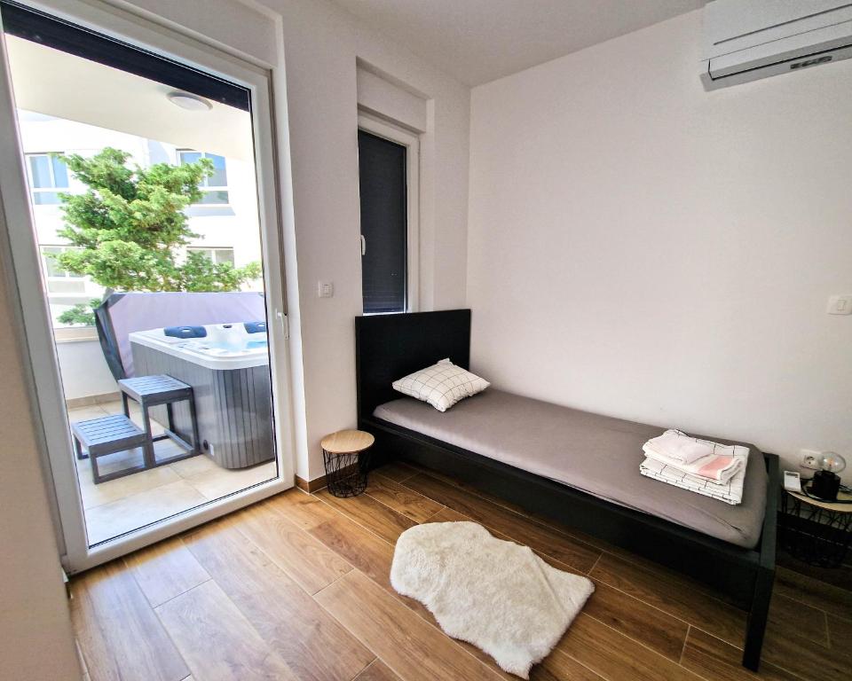 Łóżko lub łóżka w pokoju w obiekcie Villa Miss Sunshine with private jacuzzi