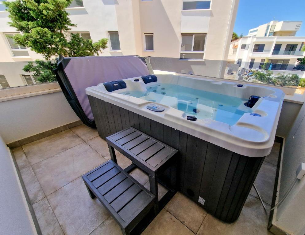 jacuzzi na balkonie ze stołkiem w obiekcie Villa Miss Sunshine with private jacuzzi w Novalji