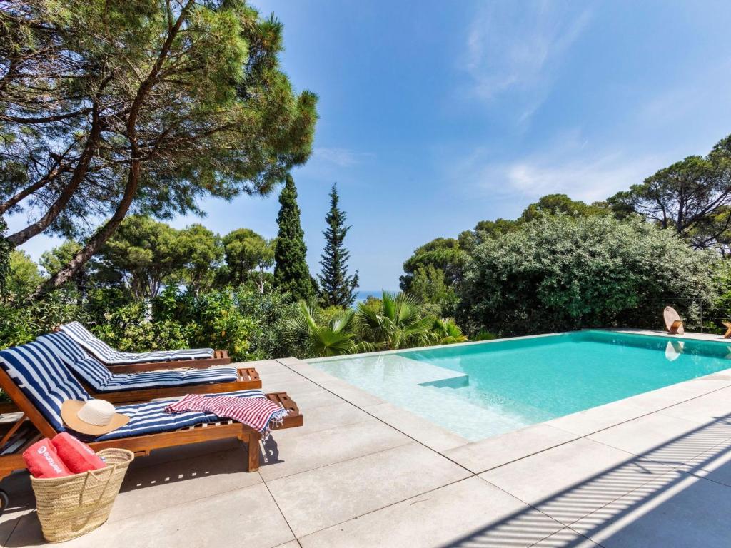 Bazén v ubytovaní Holiday Home Angela by Interhome alebo v jeho blízkosti