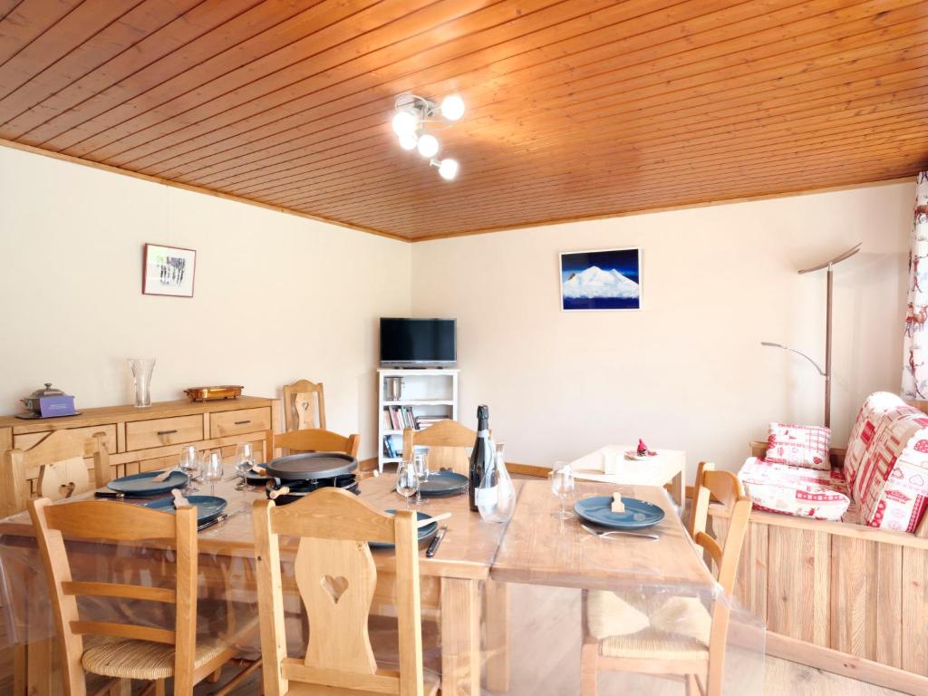 jadalnia z drewnianym stołem i krzesłami w obiekcie Apartment Le Nerey-2 by Interhome w mieście Saint-Gervais-les-Bains