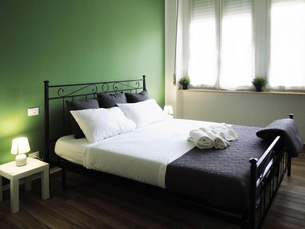 a bedroom with a large bed with white sheets at HOTEL RESIDENCE VILLA NINA in Spotorno
