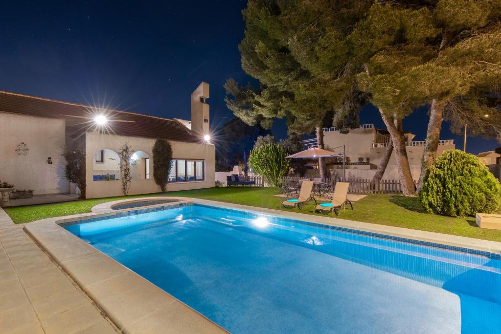 - une piscine dans la cour d'une maison dans l'établissement Happy Place by Fidalsa, à San Miguel de Salinas