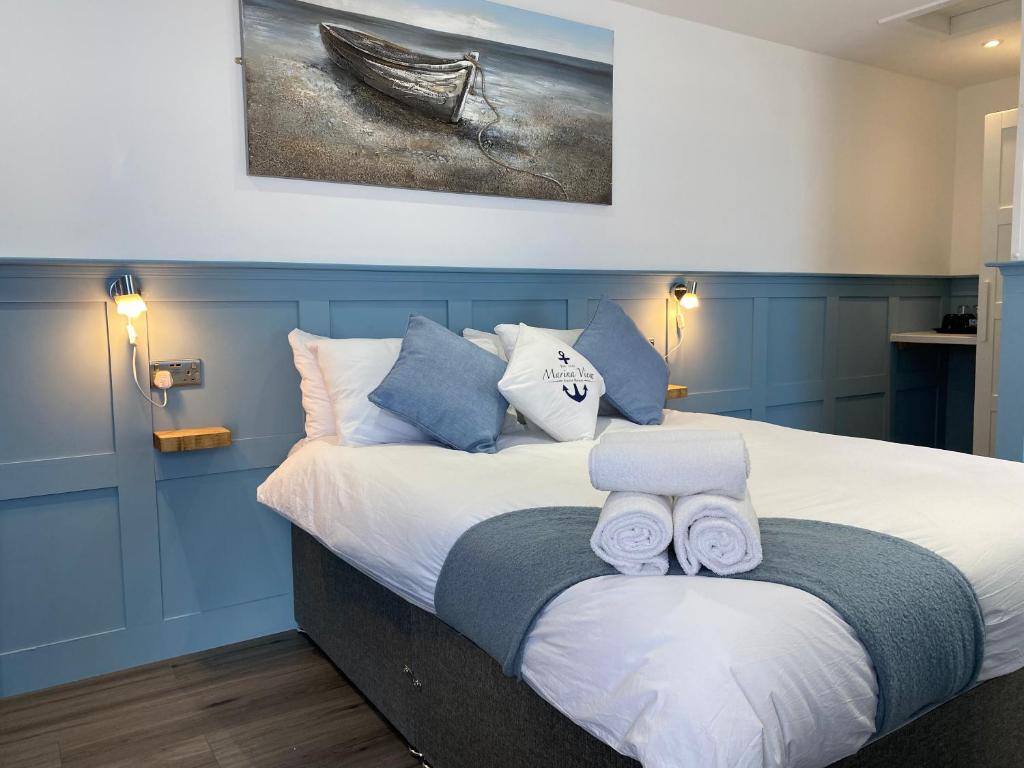 een slaapkamer met een bed met twee handdoeken erop bij Marina Studio in Irvine